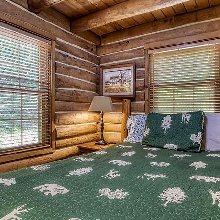 Very Private, Real Log Cabin With Hot Tub! Севьервилл Экстерьер фото